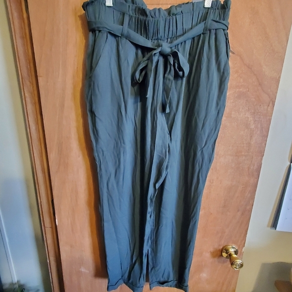 Maurices High Waist Paperbag Green Pants. Sz 14W Reg. Ankle. NWT - Picture 1 of 6
